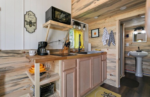 Central Point House | Cozy Tiny House! Small But Mighty ~ Comfy & Gorgeous Location