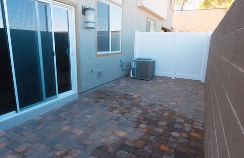 Black Mountain House | Cozy townhome in charming Henderson with AC, WiFi