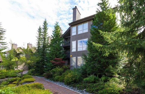Upper Village House | Cozy Townhome w/Secure Parking & Shared Hot Tub