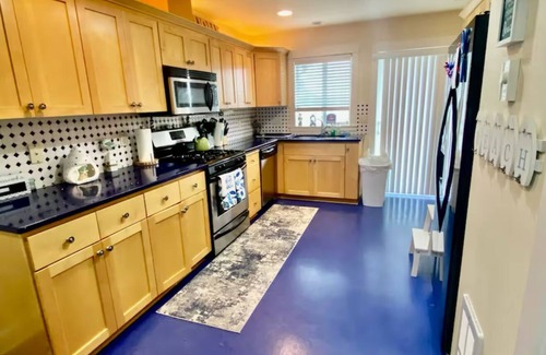 Logsden House | Cozy TownHouse 1/2 Block to Beach Access