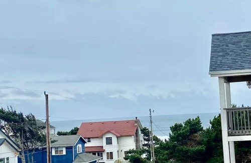 Logsden House | Cozy TownHouse 1/2 Block to Beach Access
