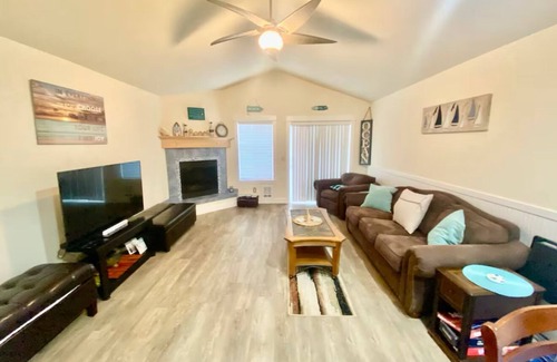 Logsden House | Cozy TownHouse 1/2 Block to Beach Access