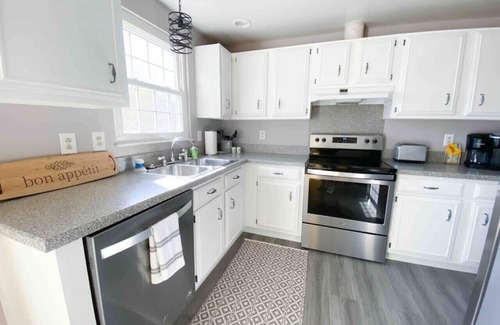 McAlpine House | Cozy Trailside Retreat with Fenced Yard | Fire Pit