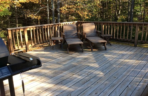 West Dover Ski Chalet | COZY TREE LIKE HOUSE. WALK TO MARKET & REST. LOW RATES. 1 MILE TO MT SNOW.