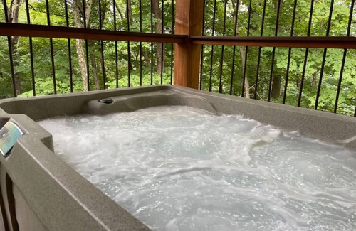 Millersburg Cabin | Cozy Treehouse Cabin with Treetop Views