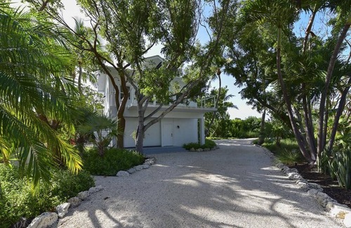 Islamorada House | Cozy Treetop Studio on Oceanfront Property with Pool and Boat Basin