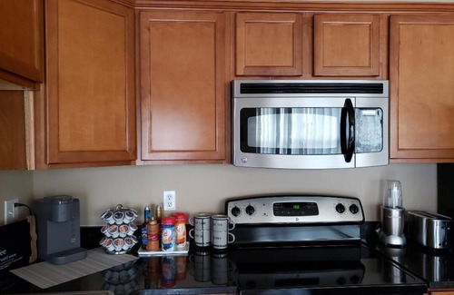 Macomb House | Cozy Tri-level Townhouse - 3 min from Outdoor Mall at Partridge Creek