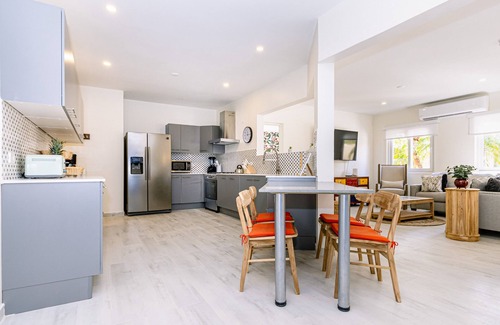 Opal House | Cozy Tropical Retreat w/Resort-style Pool! *5 min to beaches*