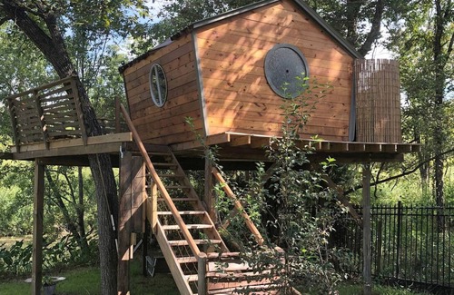 Willis House | Cozy Tropical Treehouse on Lake Conroe w/firepit, kayaks