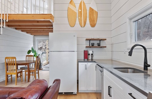 Turkey Point Cabin | Cozy Turkey Point Tiny Home 1 min walk to the beach with Jacuzzi Hottub!