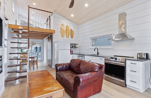 Turkey Point Cabin | Cozy Turkey Point Tiny Home 1 min walk to the beach with Jacuzzi Hottub!