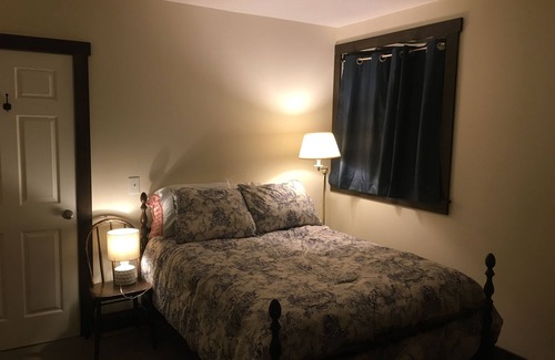 Bristolville House | Cozy two bedroom house close to Middlefield, and not far from Route 80 and 422