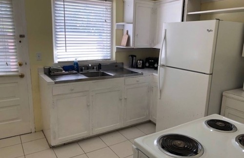 Paget Resort | Cozy Two Bedroom Bermuda Cottage with less than 5 minute walk to the beach!