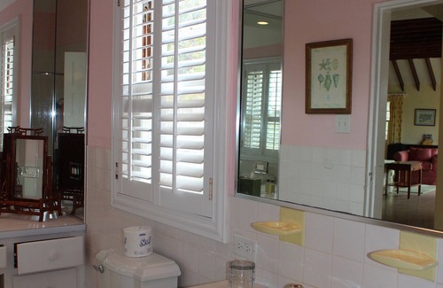 Paget Resort | Cozy Two Bedroom Bermuda Cottage with less than 5 minute walk to the beach!