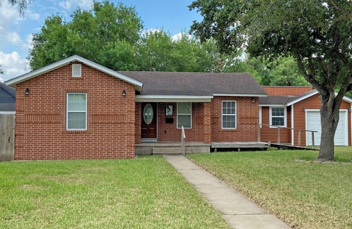 Harlingen House | Cozy two bedroom near the airport with a large backyard
