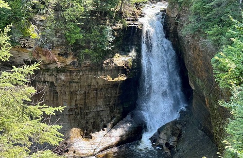 Munising Cabin | Cozy U.P. North Log Cabin: Off Trail 419, Mins to Pictured Rocks!