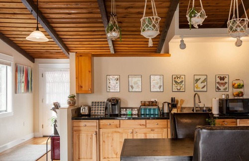 Bend House | Cozy Up at a Nature Inspired Boutique Studio in the Trees - River Nearby