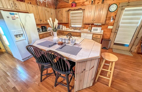 Grassy Creek Cabin | Cozy Up in the Carolina Mtns- Your Perfect Winter Escape Awaits!