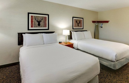 Peoria Hotel | Cozy Up with Riverside Sunsets & Award-Winning Service | 3 Units