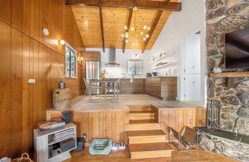 Crestline Cabin | Cozy Updated Cabin w/Views | Walk to Lake Gregory