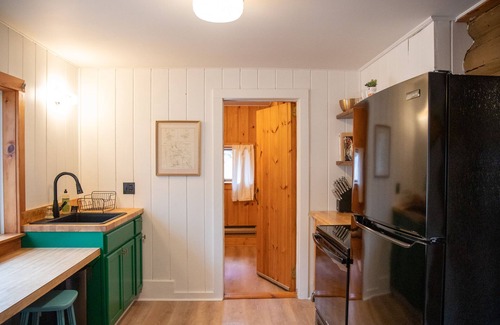Fitzwilliam Cabin | Cozy Updated Log Cabin with Mountain Views close to Monadnock