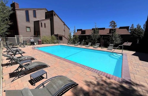 Mammoth Lakes Condo | Cozy Upgraded Condo Close to Canyon 1 M to Village