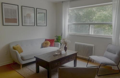 Beach Hill Apartment | Cozy Upper Beaches Apartment
