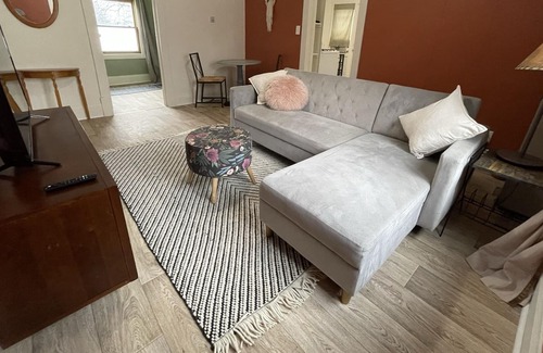 Stevens Point Apartment | Cozy Upper Unit in UWSP Neighborhood - 1.2 miles from SentryWorld