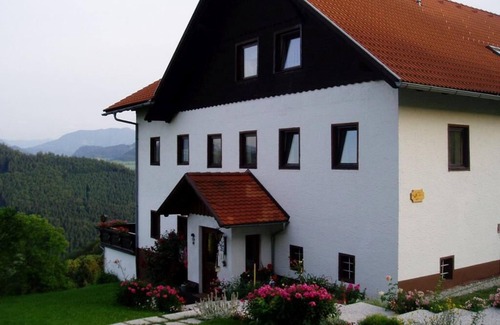Waidhofen An Der Ybbs Apartment | Cozy vacation apartment with balcony and stunning views