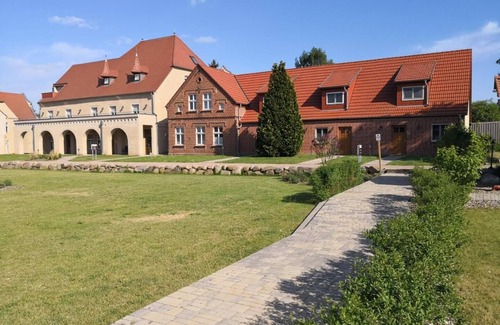 Stolpe Apartment | Cozy vacation apartment west wing Landrat Erdmann WF-40 in Stolpe on Usedom