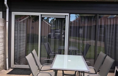 Bruinisse House | Cozy vacation home in Zeeland, Park De Kreek with WLAN