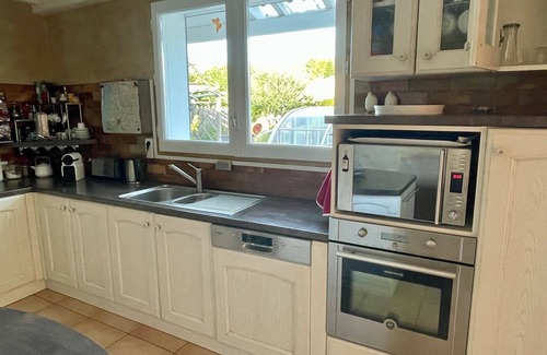 Le Porge House | Cozy vacation home with beautiful pool, terrace and garden