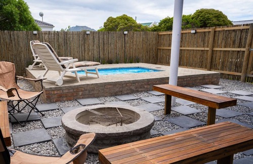 Betty's Bay House | Cozy vacation home with veranda and pool, 250 m from the sea and penguins!