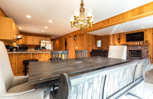 West Dover House | Cozy Vermont Summer House, Backyard & Firepit- 5 Min to Mt Snow- Spacious 4BR!