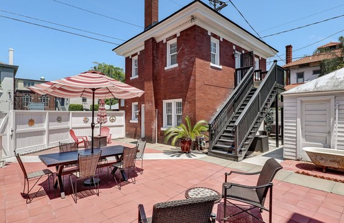 Thomas Square Apartment | Cozy Victorian District Carriage House