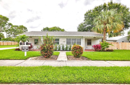 Fort Pierce Villa | Cozy Villa #4, 3 minutes from Downtown & 10 minutes to the Beach