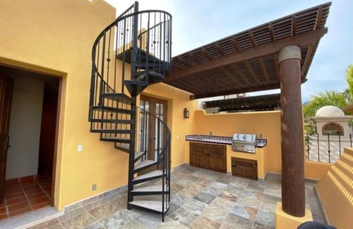 Nopolo House | Cozy Villa near beach & pools