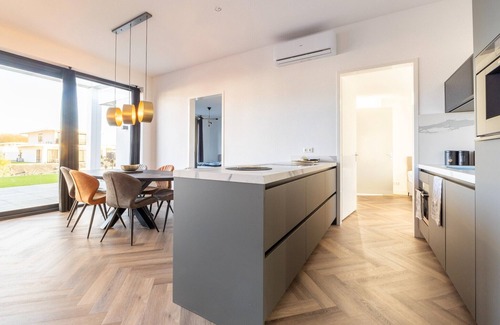 Zeewolde Villa | Cozy Villa with Lakeside Views