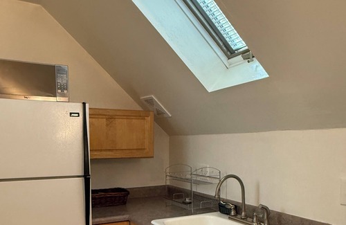 Healdsburg Apartment | Cozy vineyard studio in welcoming Healdsburg with WiFi, AC, fireplace, jacuzzi