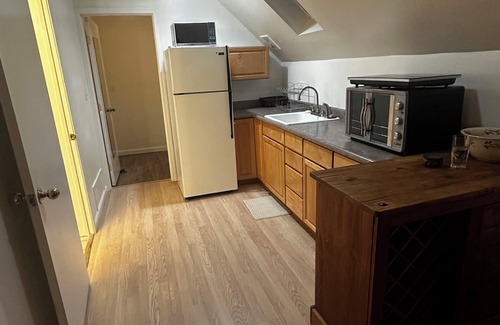 Healdsburg Apartment | Cozy vineyard studio in welcoming Healdsburg with WiFi, AC, fireplace, jacuzzi
