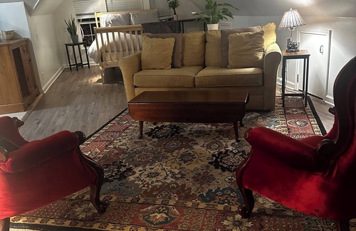 Healdsburg Apartment | Cozy vineyard studio in welcoming Healdsburg with WiFi, AC, fireplace, jacuzzi