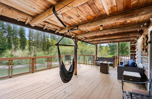 Castle Rock Cabin | Cozy Washington Log Cabin: Riverside Retreat