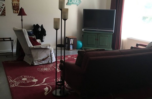 Kingston Apartment | Cozy Waterfront 1-bedroom with WiFi and AC in charming Harriman