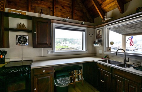 Southport House | Cozy Waterfront Cottage with Dock