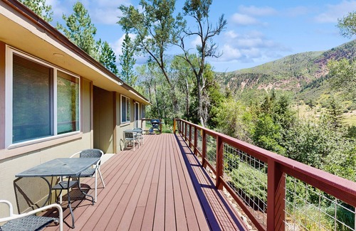 Carbondale Cabin | Cozy, waterfront, mountainview cabin w/prime location & shared hot springs