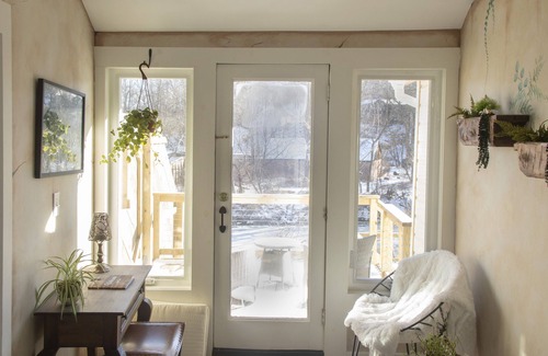 Saugerties House | Cozy waterview suite with waterfall views close to the village