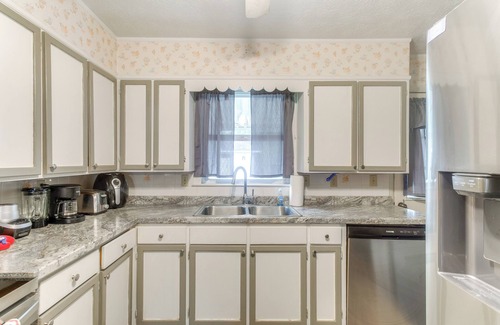 Waycross House | Cozy Waycross House w/Yard & Screened Patio!