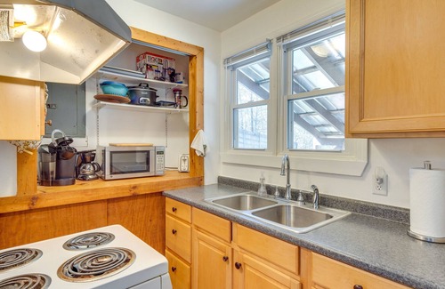 Mars Hill Cottage | Cozy Weaverville Cabin - 18 Mi to Wolf Ridge!