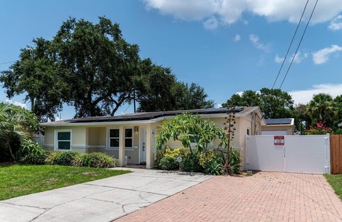 Sun Bay South House | Cozy Well-Equipped Home In The Heart Of South Tampa. Amazing Fenced-in Backyard!