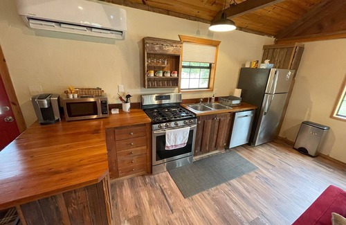 Austin Cabin | Cozy, west Austin cabin near Lake Austin, & within 15 miles of downtown